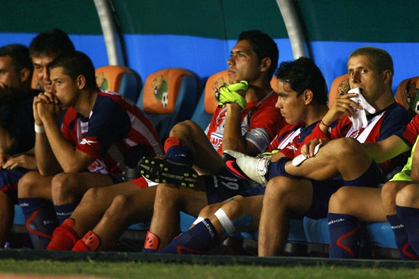 Caras largas en la banca de Chivas