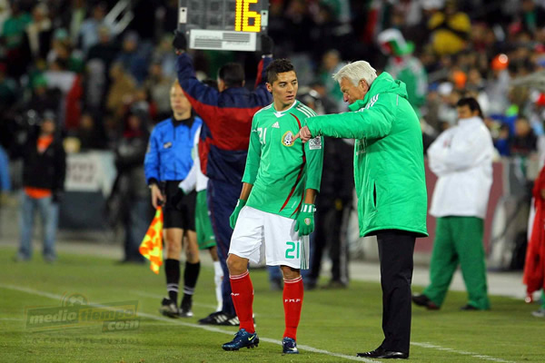 Cárdenas recibiendo instrucciones antes de su ingreso.