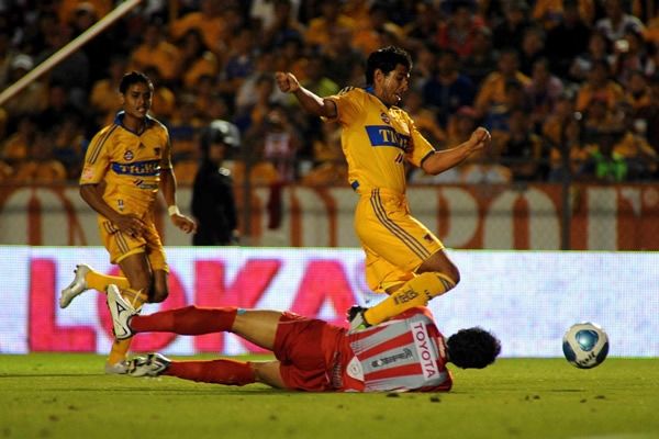 Cardoso cae tras perder el balón