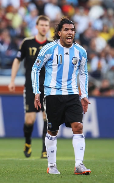 Carlitos grita a sus compañeros
