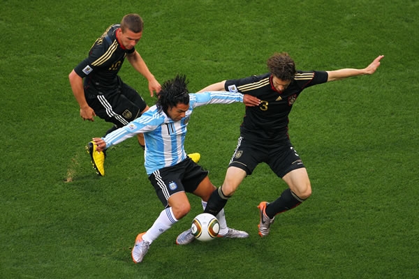 Carlitos tuvo un primer tiempo muy complicado