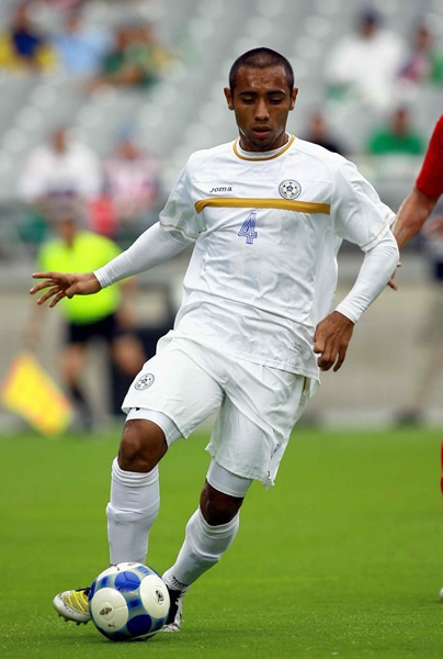 Carlos Alonso transporta el esférico.