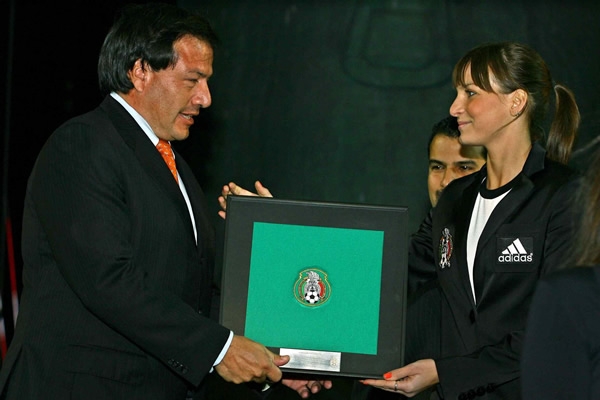 Carlos Carsolio también recibió un reconocimiento