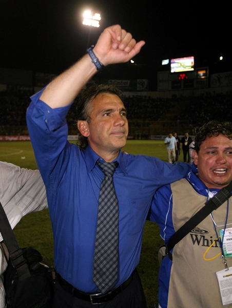 Carlos de los Cobos el único mexicano querido en El Salvador