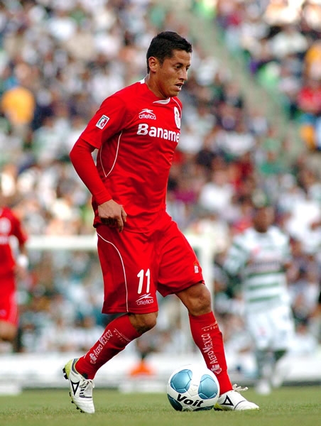 Carlos Esquivel, delantero escarlata