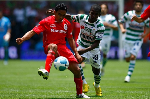 Carlos Quintero no logró ganar la pelota.