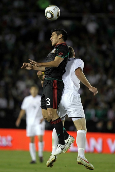 Carlos Salcido gana en el aire la pelota.