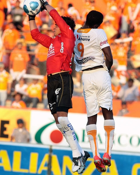 Carlos Trejo impide el gol a Jackson Martínez