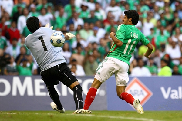 Carlos Vela marcó el cuerto gol Azteca