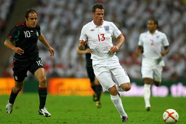 Carragher, alejando el balón del Cuau