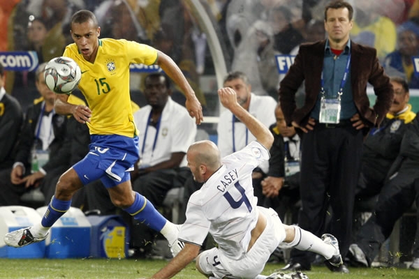 Casey trata de frenar a Paulo Miranda.