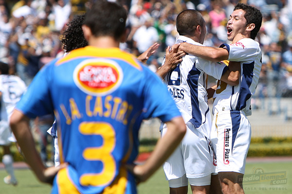 Castro felicita a Morales por su gol.