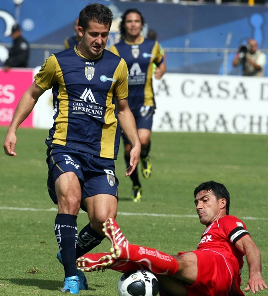 César González burla la barrida de Sinha.