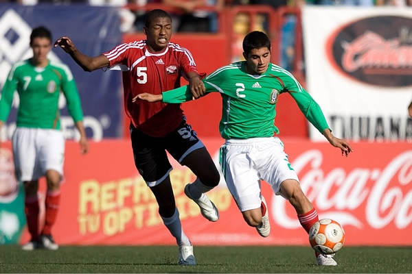 César Ibáñez de la Selección Mexicana y Zavion Navarro de Trinidad y Tobago.