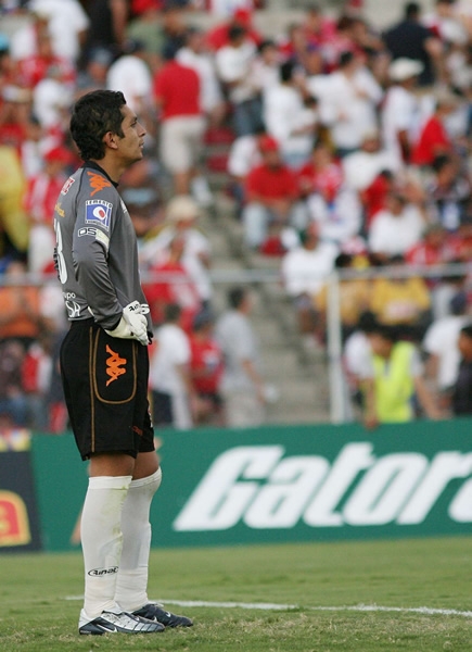 César Lozano, de gran actuación, lamenta el gol de Reyna