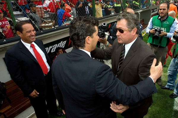 Chepo y Vucetich se saludan previo al silbatazo inical.