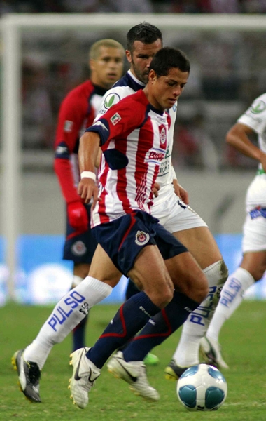 Chicharito encaró muy bien y ganó pelota.