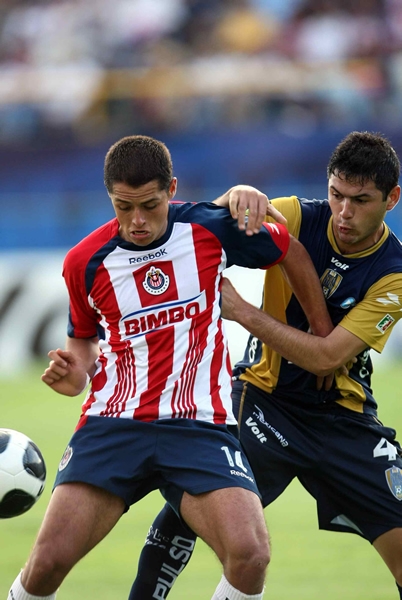 Chicharito no pudo con la dura marca del San Luis.