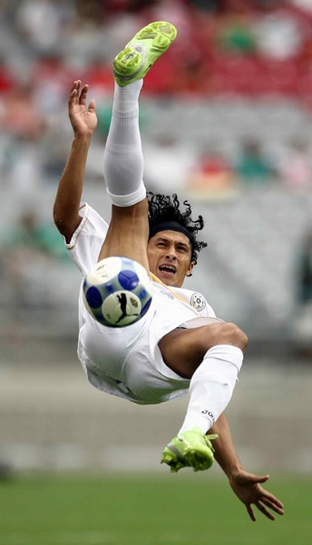 Chilena fallida del jugador de Nicaragua.