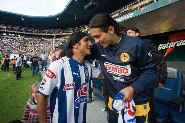 Chitiva y la Chilindrina se saludan antes del partido