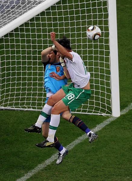 Choque que pudo terminar en gol.