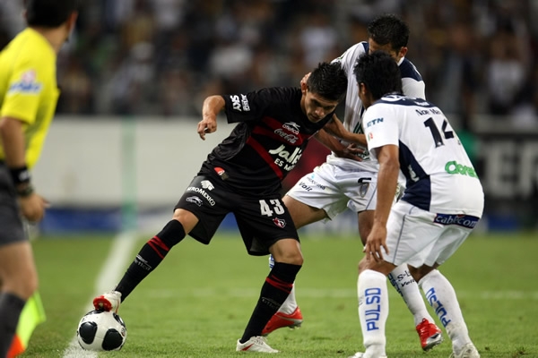 Christian Diaz evitando que el balón salga
