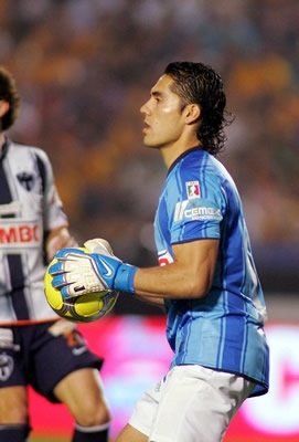 Christian Martínez agarra el balón