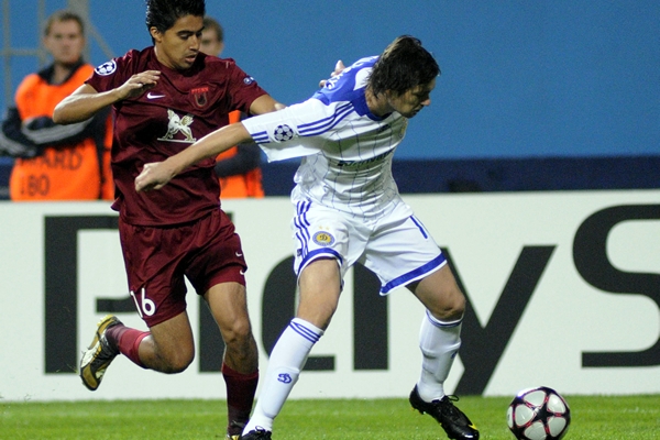 Christian Noboa, cuerpo a cuerpo, ante Artem Milevskiy.