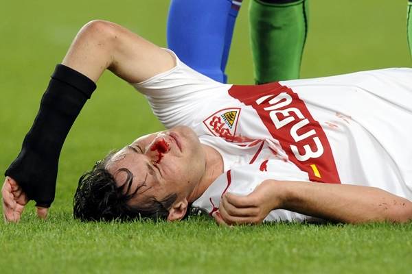 Christian Traesch del Stuttgart recibió un fuerte golpe.