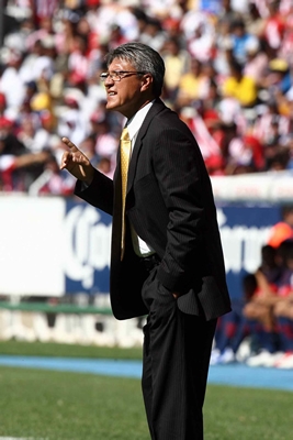Chucho dando indicaciones en el Clásico