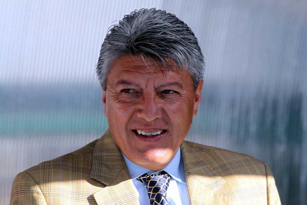 Chucho observando a sus muchachos