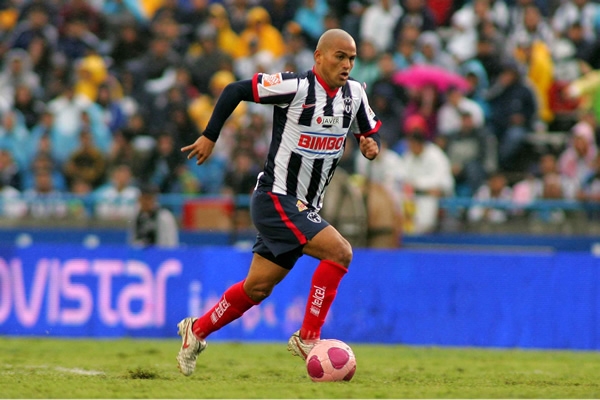 Chupete Suazo, delantero chileno de Monterrey