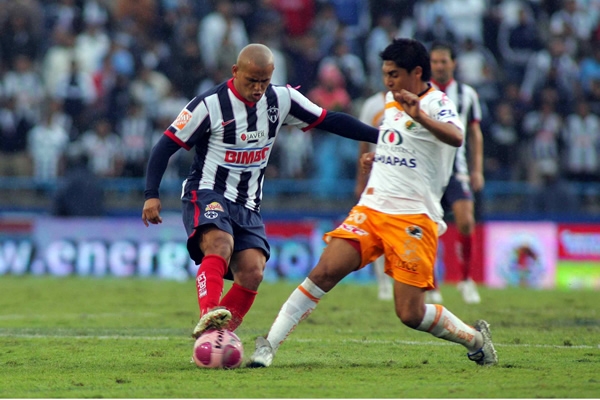 Chupete trata de recortar a un jugador jaguar