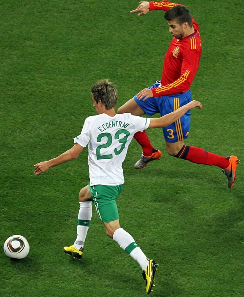 Coentrao busca lanzar un centro.