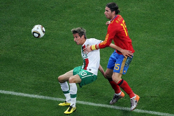 Coentrao protege el balón.