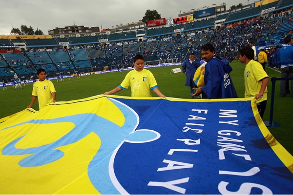 Colorida postal del partido Cruz Azul-Indios
