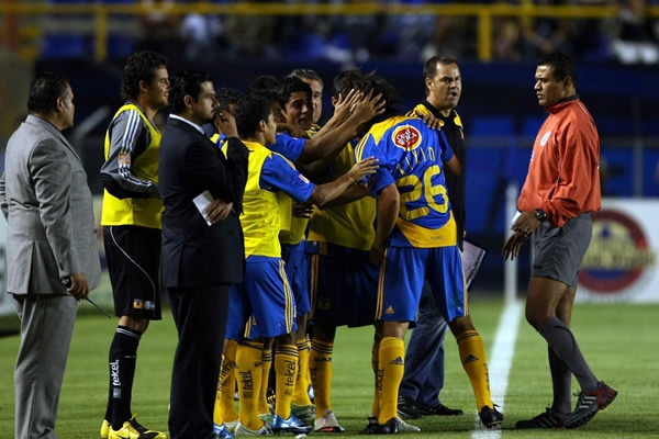 Con cada gol, la banca explotó de alegría