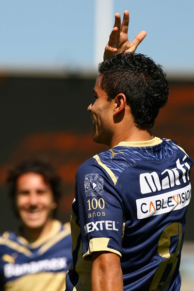 Con elegancia, Barrera hace una caravana a su afición.