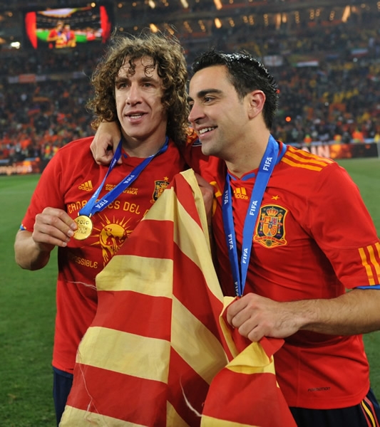 Con la bandera de Cataluña.