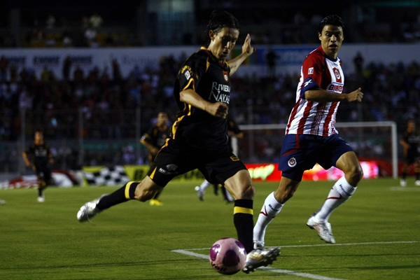 Con un golazo, Rafa Medina abrió el marcador