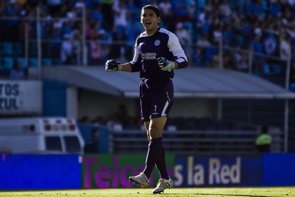 Corona festeja el primer tanto celeste