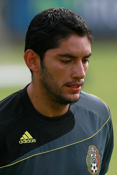 Corona siempre con el rostro de seguridad.