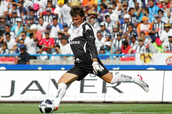 Cristante se prepara para despejar el esférico