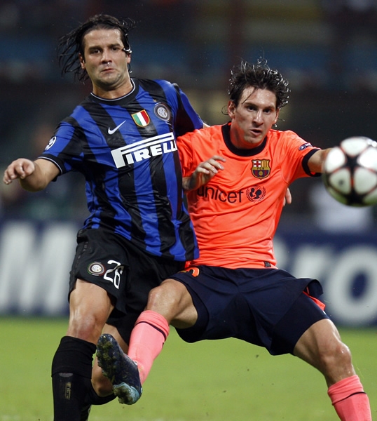 Cristian Chivu incomodó en demasía a Messi.