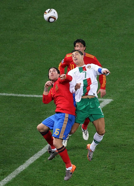 Cristiano Ronaldo buscando por aire.