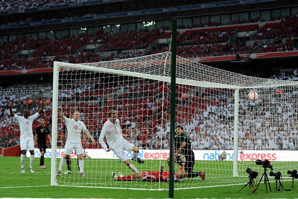 Crouch le ganó el salto a la defensa