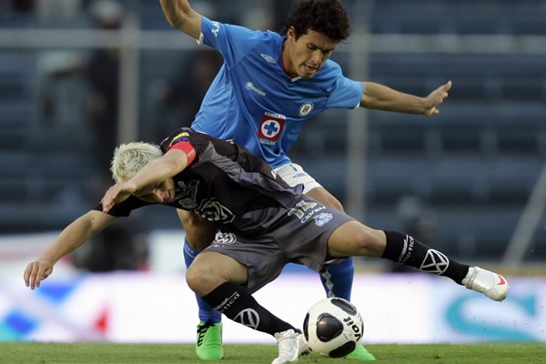 Cruz Azul presionó a Puebla en todo el campo