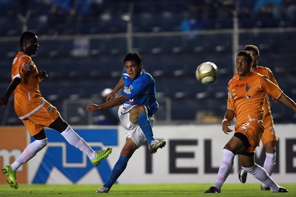 Cruz Azul probaba desde todos los puntos.