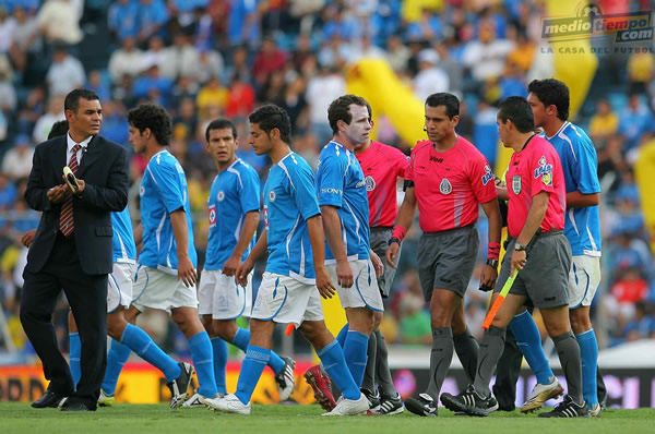 Cruz Azul salió molesto con el arbitraje del primer lapso.