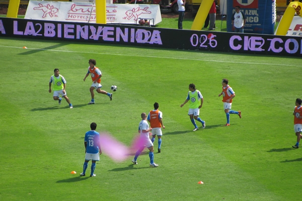 Cruz Azul saltó al campo para calentar